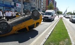 Kontrolden Çıkan Taksi Ters Döndü: 1 Yaralı