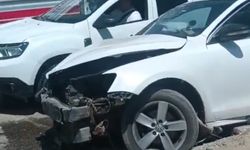 Hakkari’de araçlar kafa kafaya çarpıştı: 2 yaralı