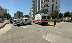 Otomobil ile kamyonet çarpıştı: 2 yaralı