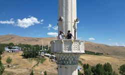 Van’da vatandaşlar telefon görüşmesi için minareye çıkıyor