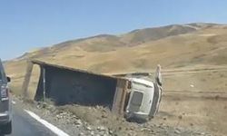 Muş’ta hafriyat kamyonu şarampole yuvarlandı: 1 yaralı