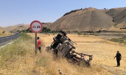 Muş’ta beton pompası yüklü tır şarampole devrildi