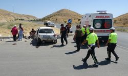 İki Otomobil Kavşakta Feci Çarpıştı: 1 Kişi Öldü, 4 Yaralı