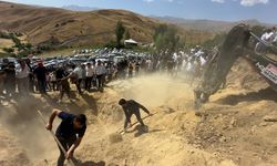 Van yolunda kaza sonucu hayatını kaybeden 5 kişi toprağa verildi