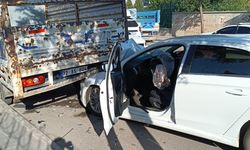 Batman'da otomobil park halindeki kamyonete çarptı: 1 yaralı