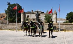 Atlı Polislerden Tarihi Bitlis Sokaklarında Devriye