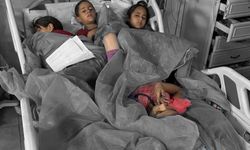 Gazze’de yaralı çocuklar aynı yatağı paylaşıyor