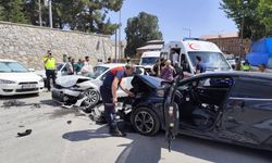 Bitlis'te Otomobiller Çarpıştı: 5'i Çocuk 10 Kişi Yaralandı