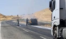 Diyarbakır'da seyir halindeki araç alev alev yandı