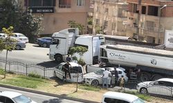 Tır İki Otomobile Çarptı: Maddi Hasar Meydana Geldi