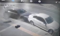 Fren yerine gaza basan sürücü park halindeki 4 araca çarptı