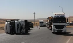 Virajı Alamayan Tır Devrildi: Sürücü Hastaneye Kaldırıldı