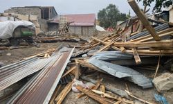 Fırtına 74 Yapının Çatısını Uçurdu: 1 Yaralı