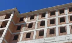 Maaşlarını alamayan işçiler inşaatın çatısına çıktı