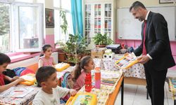 Başkan Tanğlay’dan Minik Öğrencilere Boyama Seti Sürprizi