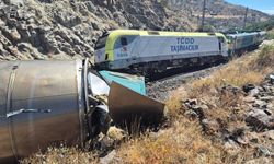 İki yük treni kafa kafaya çarpıştı: 1 yaralı