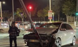 Kavşakta İki Otomobil Çarpıştı: 1 Yaralı