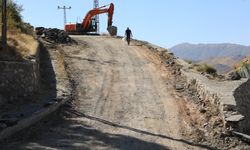 Bitlis Belediyesi Hersan Mahallesi’nde yol genişletme ve asfalt çalışmalarına başladı