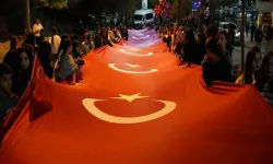 Şırnak’ta 102 Metrelik Türk Bayrağıyla Fener Alayı Coşkusu