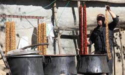 Batman'da geleneksel cevizli sucuk üretimi devam ediyor