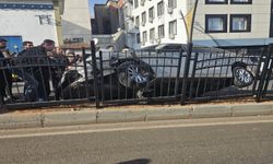 Bingöl’de Hafif Ticari Araç Bariyerlere Çarptı