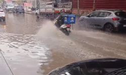 Batman'da Kısa Süreli Yağış Sokakları Göle Çevirdi
