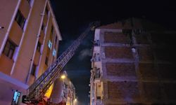 5 katlı binanın çatısında yangın: 1 kişi dumandan etkilendi