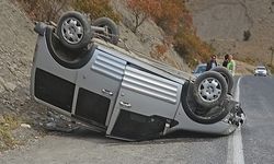 Hakkari-Van kara yolunda araç takla attı: 2 yaralı