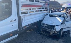 Otomobil ile Kamyonet Çarpıştı: 1 Ölü, 3 Yaralı