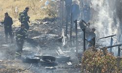 Boş arazide bulunan odun ve lastikler yandı