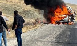 Van’da seyir halindeki minibüs cayır cayır yandı