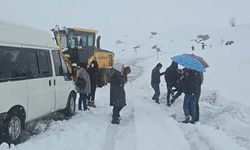 2600 Rakımlı Bölgede Mahsur Kalan Yolcuları Ekipler Kurtardı