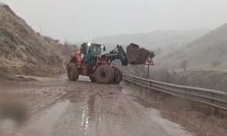 Yüksekova-Van Kara Yolunda Heyelan: Araçlar Mahsur Kaldı