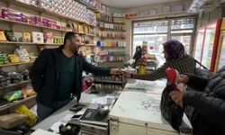 Hakkarili esnaftan örnek davranış: 30 yıllık esnaf, kalan tüm kırtasiye malzemesini öğrencilere hediye etti