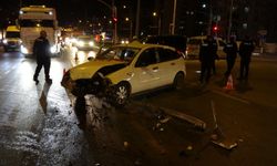 İki aracın çarpıştığı kazada ortalık savaş alanına döndü: 3 yaralı
