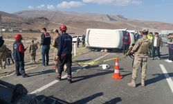 Otomobil minibüsle çarpıştı: 1 ölü, 2 ağır yaralı