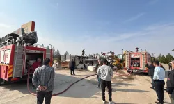 Akaryakıt istasyonunda pamuk yüklü tır alev aldı