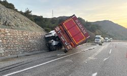 Kontrolden Çıkan Tır Duvara Çarptı: 1 Yaralı