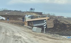 Kontrolden çıkan kamyon devrilerek yan yattı