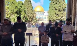 Tüm engellemelere rağmen 50 bin Müslüman Mescid-i Aksa'da saf tuttu