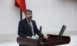 Dinç: “Türkiye’de genç olmak, burs ve barınma mücadelesi vermek demektir”