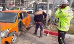 Ticari Taksi ile Kamyonet Çarpıştı: 2 Yaralı