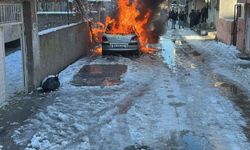 Batman’da Park Halindeki Araç Alevlere Teslim Oldu