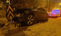 Refüje Çarpan Otomobilde 1 Kişi Yaralandı