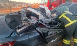 Tır ile Otomobil Çarpıştı: 1 Ölü, 2 Yaralı