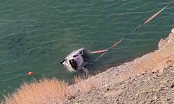 Van’da 3 Gence Mezar Olan Otomobil Zernek Barajı’ndan Çıkarıldı