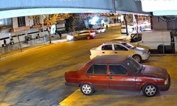 Otomobilin çarptığı motokurye metrelerce savruldu