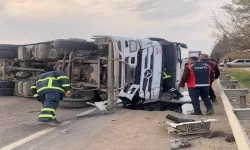Akaryakıt yüklü tır devrildi: Sürücü yaralandı