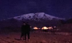 Süphan Dağı kış gecelerinde kartpostallık manzaralar sunuyor