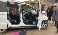 Kamyonet ile Hafif Ticari Araç Çarpıştı: 2’si Çocuk 4 Yaralı